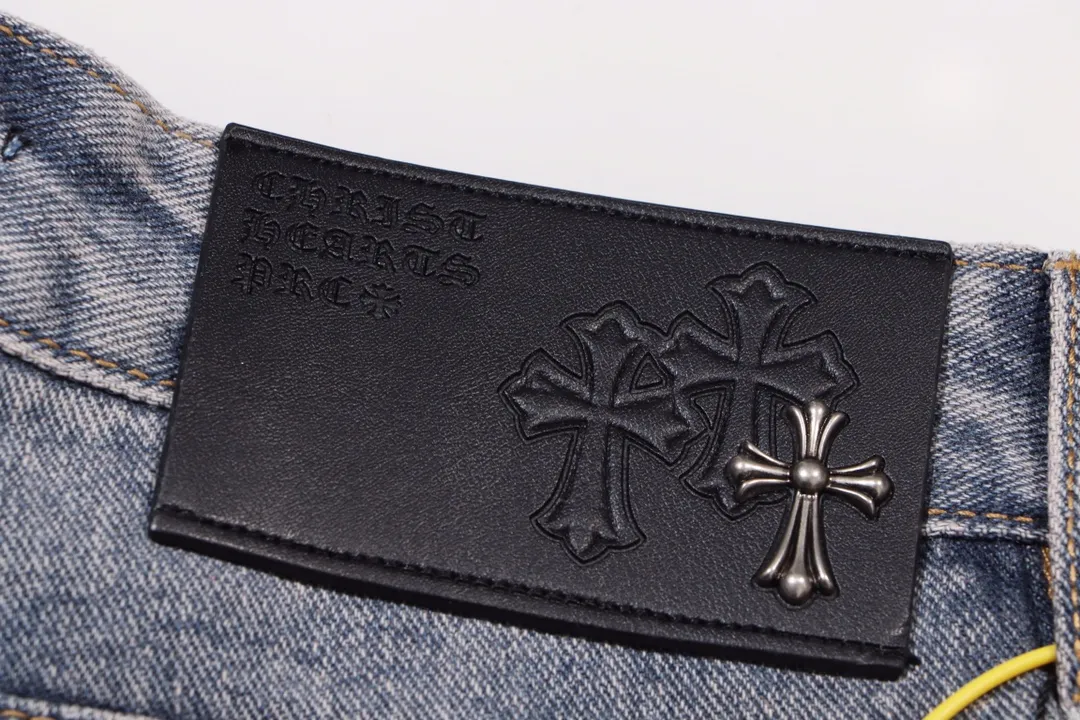 P250 style number: H433 Chrome Hearts CH Chrome Hearts heavy industry damaged ripped high street jeans exude uninhibited personality and unique charm. Every wear and tear is carefully designed to present a unique artistic feel. Made of imported denim fabric, which has undergone heavy industrial washing and destruction treatment, the trousers show a super cool effect on the upper body, allowing you to dominate the fashion stage.  This is more than just a pair of jeans, it is an expression of attitude. With its unique design concept and ultimate pursuit of details, Croxin breaks traditional boundaries and defines the jeans trend in the new era. The trousers are made of double-layer woven fabric and matched with customized hardware, showing an incomparably beautiful and unique style, making every wearer the focus of fashion. Imported denim fabric, super heavy-duty washed and damaged, the upper body is super cool! Customized hardware, incomparably good-looking model. The production process is difficult. It has a high-street feel. Color: blue Size: S M L XL XXL